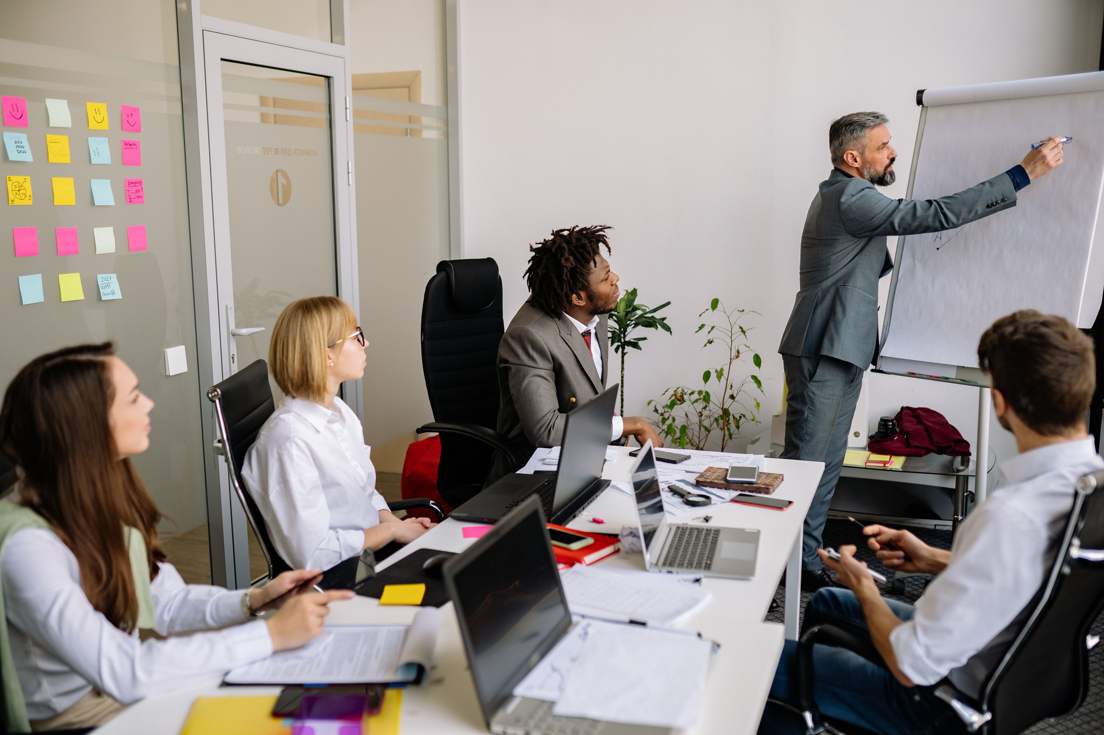Consultant leading a structured business discussion with a team
